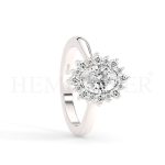 Anillo de compromiso estilo clúster, resalta un hermoso diamante forma brillante oval central y un ruedo de diamantes adicionales en forma de flor.