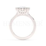 Anillo de compromiso estilo clúster, resalta un hermoso diamante forma brillante oval central y un ruedo de diamantes adicionales en forma de flor.