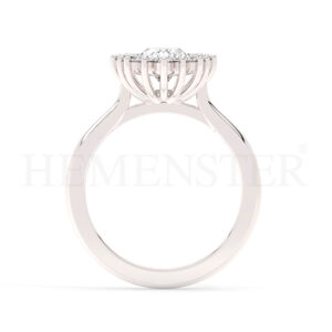 Anillo de compromiso estilo clúster, resalta un hermoso diamante forma brillante oval central y un ruedo de diamantes adicionales en forma de flor.