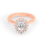 Anillo de compromiso estilo clúster, resalta un hermoso diamante forma brillante oval central y un ruedo de diamantes adicionales en forma de flor.