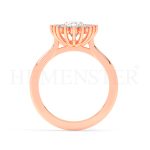 Anillo de compromiso estilo clúster, resalta un hermoso diamante forma brillante oval central y un ruedo de diamantes adicionales en forma de flor.