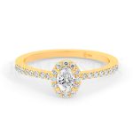 Anillo de compromiso estilo clúster, resalta un hermoso diamante forma brillante oval central y un ruedo de diamantes adicionales en forma de flor.