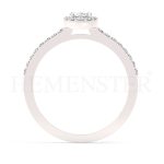 Anillo de compromiso estilo clúster, resalta un hermoso diamante forma brillante oval central y un ruedo de diamantes adicionales en forma de flor.