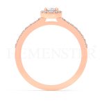 Anillo de compromiso estilo clúster, resalta un hermoso diamante forma brillante oval central y un ruedo de diamantes adicionales en forma de flor.