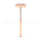 Anillo de compromiso estilo clúster, resalta un hermoso diamante forma brillante oval central y un ruedo de diamantes adicionales en forma de flor.