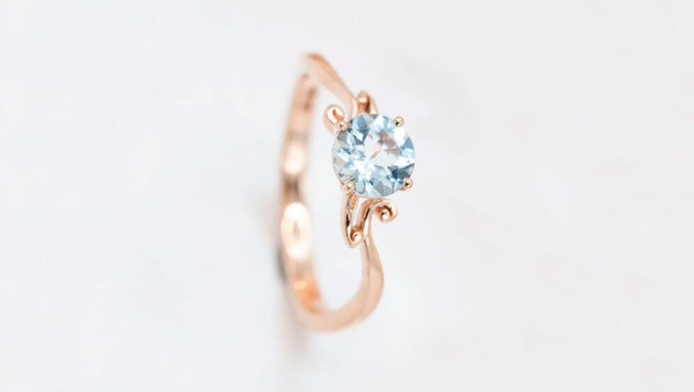 ANILLO-DE-COMPROMISO-CON-AGUAMARINA