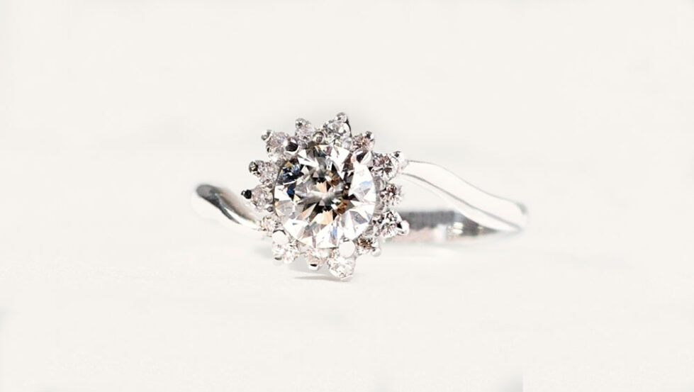 ANILLO-DE-COMPROMISO-CON-DIAMANTE