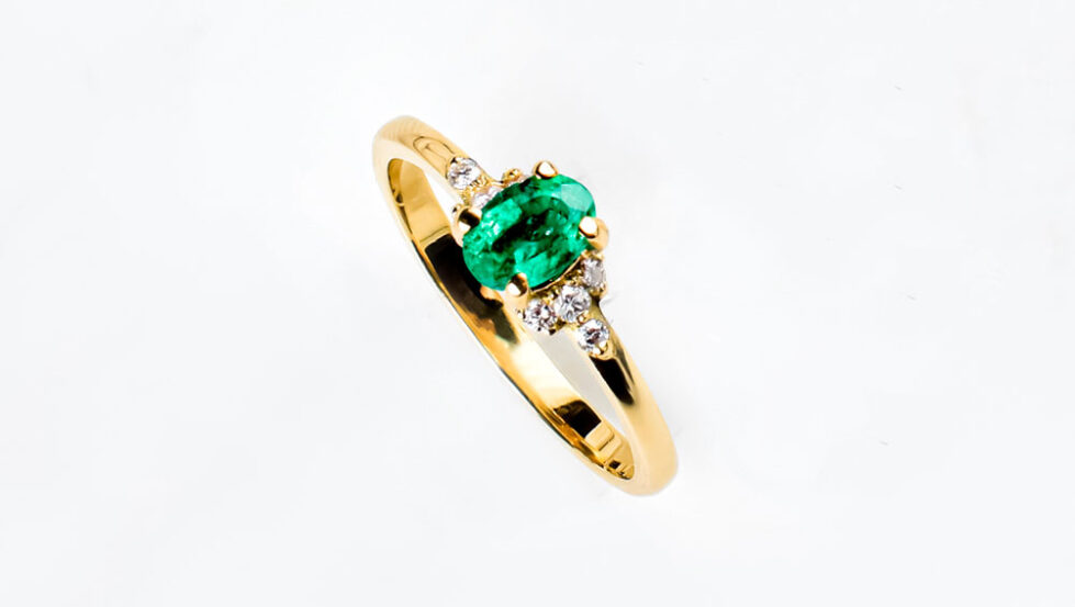 ANILLO-DE-COMPROMISO-CON-ESMERALDA