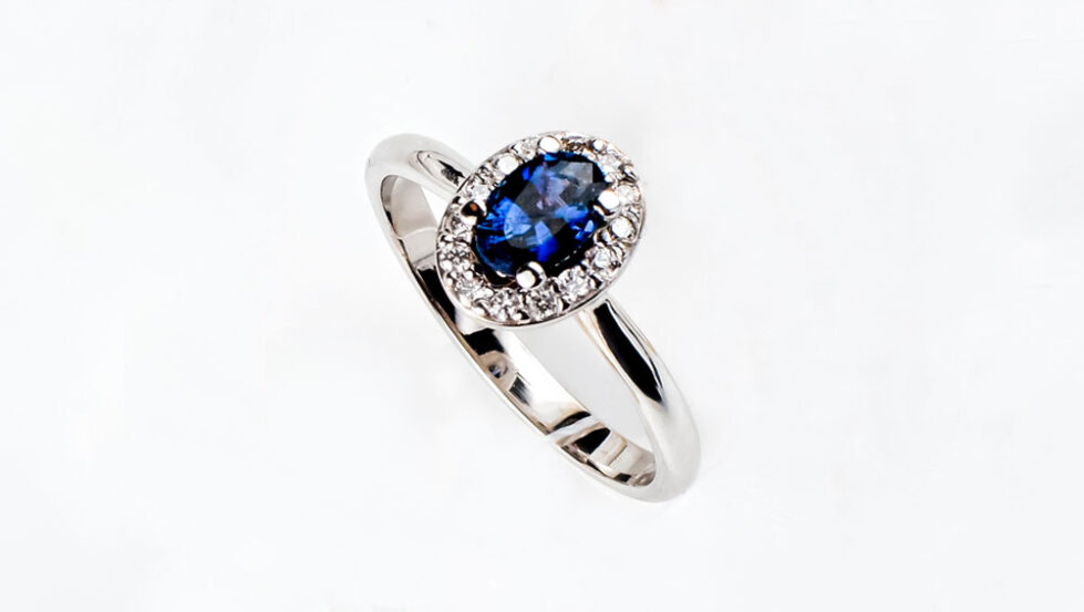 ANILLO-DE-COMPROMISO-CON-ZAFIRO