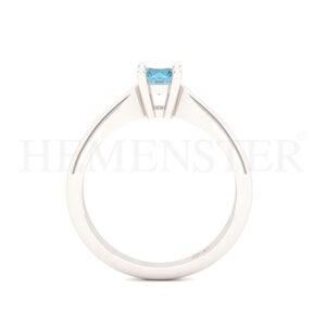 Anillo de oro con gemas de colores