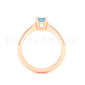 Anillo de oro con gemas de colores