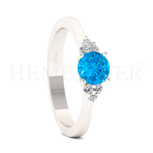 Anillo de oro con gemas de colores