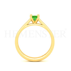 Anillo de oro con gemas de colores