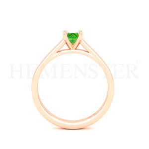 Anillo de oro con gemas de colores