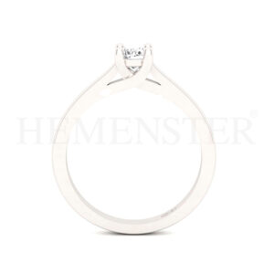 Anillo de oro con gemas de colores